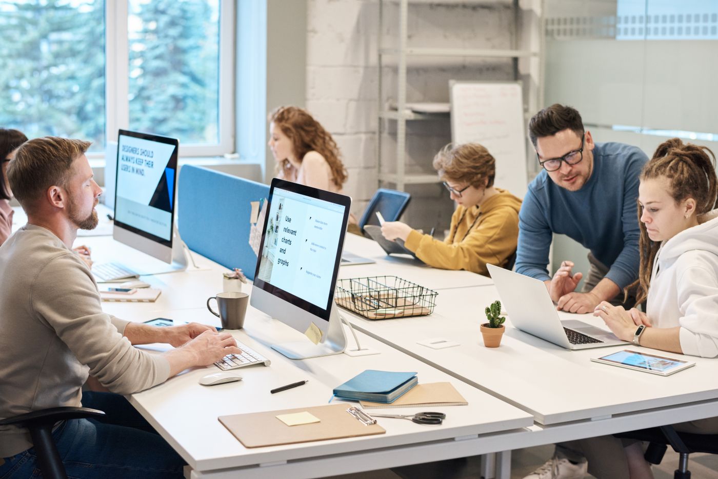 Equipo colaborando con tecnología en una oficina moderna
